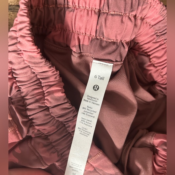 Lululemon Hotty hot low/rise short 4” - Picture 2 of 4